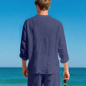 Rückansicht eines Herren-Sets aus dunkelblauem Leinen mit Hemd und Shorts am Strand