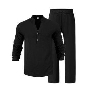 Dettaglio del completo in lino nero da uomo con bottoni henley e coulisse in vita