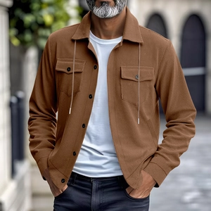 Details einer hellbraunen Cordjacke mit Reverskragen, Kordelzug und aufgesetzten Taschen