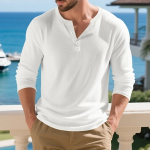 Détail de la maille gaufrée blanche et col Henley boutonné sur chemise à manches longues