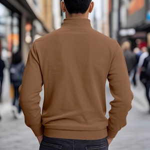 Detailansicht der braunen Cord-Rippstrickstruktur dieser lässigen Herrenjacke