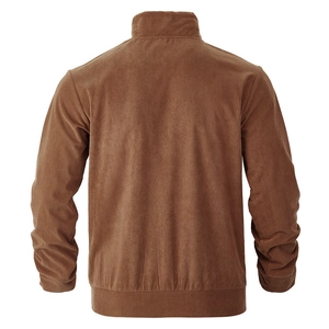 Rückansicht der braunen Cordjacke mit Rippbündchen und klassischem Stehkragen-Design