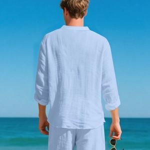 Herren Set aus hellblauem Leinenhemd und Shorts mit natürlicher Textur in der Strandansicht