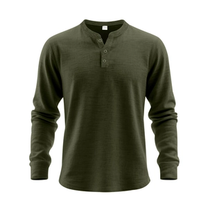 Détail d'un t-shirt Henley à manches longues vert armée avec boutonnage et texture côtelée