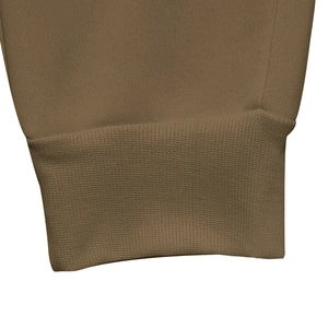 Detalle del pantalón polar marrón con puño elástico acanalado y textura de tela de calidad