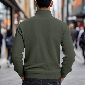Rückansicht eines olivgrünen Herren-Strickpullovers vor einem städtischen Hintergrund