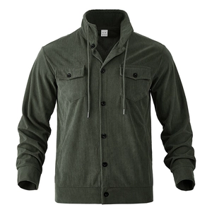 Detail der dunkelgrünen Cordjacke mit aufgesetzten Taschen und Kordelzug am Kragen