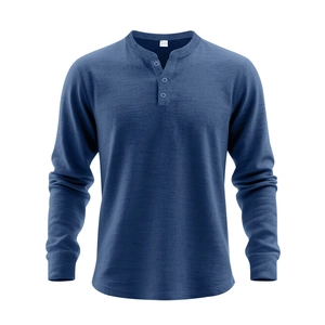 Détail d'un t-shirt Henley en tricot gaufré bleu marine avec col à trois boutons et poignets