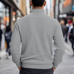 Detailansicht eines grauen Herren-Strickpullovers mit vertikalem Rippenmuster und Passform