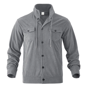 Detail der grauen Cordjacke mit Brusttaschen und Rippbündchen für Herren