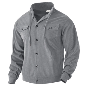 Detailansicht des Polyester-Waschetiketts und der grauen Cordstruktur der Herrenjacke