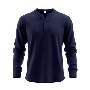 Gros plan du col Henley bleu marine avec trois boutons et texture en maille fine