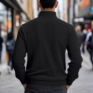 Rückansicht eines Mannes in einer schwarzen Rippstrickjacke mit stilvollem Stehkragen-Design