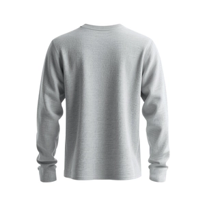 Détail de la texture tricotée gris clair et de l'ourlet côtelé au dos de ce t-shirt Henley
