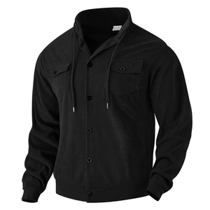 Detailansicht der schwarzen Cordstruktur aus schwarzem Cordstoff und Brusttasche an der Herrenjacke