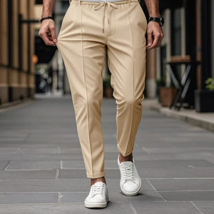 Gros plan d'un pantalon slim kaki avec taille élastique à cordon et plis marqués