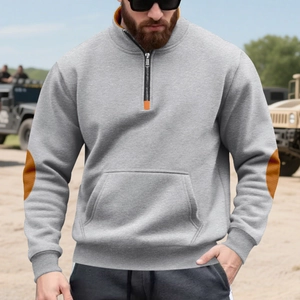 Detail van grijs herensweatshirt met oranje elleboogstukken en opstaande kraag met rits
