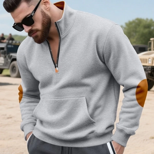 Detail van grijze sweatshirt met halve rits, bruine elleboogstukken en kangoeroezak vooraan