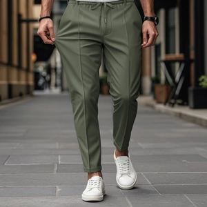 Détail du pantalon slim homme vert armée avec taille élastique à cordon et passepoil couture