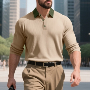 Détail d'un polo en maille pour hommes avec corps crème et col contrasté vert foncé
