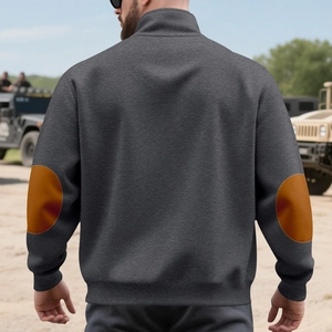 Detail van het donkergrijze sweatshirt met bruine elleboogstukken en geribbelde manchetten