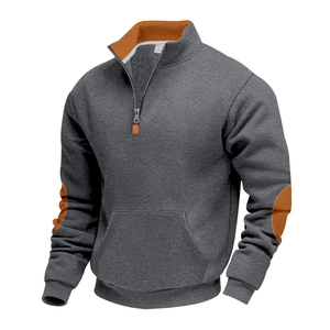 Detail van sweatshirt met kwartritssluiting, oranje voering en elleboogstukken