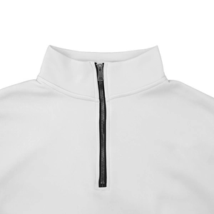 Detail van witte opstaande kraag sweater met zwarte ritssluiting en zilveren metalen trekker