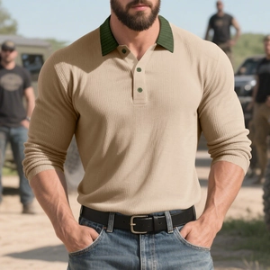 Détail de polo homme à manches longues texturé avec col contrasté vert et boutons