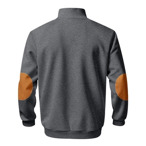 Detail van grijze sweater met geribbelde manchetten en bruine vintage elleboogstukken