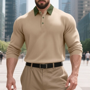 Détail d'un polo pour homme avec texture côtelée et col contrasté vert foncé