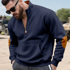 Detail van navy sweatshirt met kwartritssluiting, oranje patches en een opstaande kraag