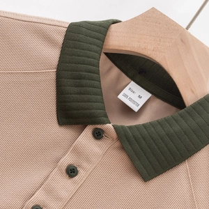Détail d'un polo pour homme avec texture côtelée et col contrasté avec boutons