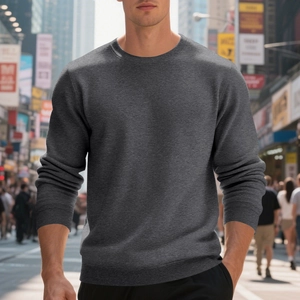 Detail eines kohlegrauen Sweatshirts mit elastischen Rippbündchen und urbanem Streetstyle
