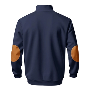 Detail van de achterkant van een navy sweatshirt met bruine elleboogstukken en rits
