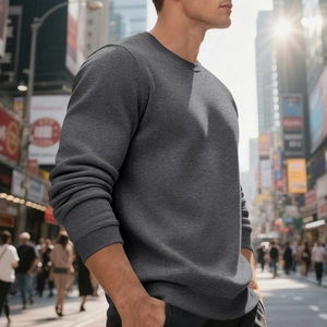 Nahaufnahme eines dunkelgrauen Herren-Sweatshirts mit Rippbündchen in einer Stadtkulisse