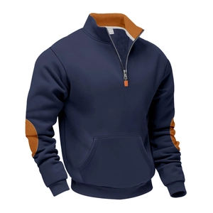 Detail van herensweatshirt met oranje elleboogstukken en kraag met kwartritssluiting