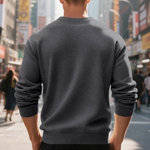 Detailansicht der Rückseite eines anthrazitgrauen Herren-Sweatshirts aus weichem Strick