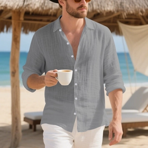 Grijs linnen shirt met lange mouwen voor heren op het strand, met revers en knopen