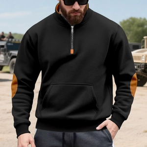 Detailopname van de half-zip sweater met oranje elleboogstukken en metalen rits