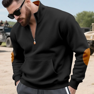 Detail van kleurvlakken op ellebogen en kraag van de zwarte hoodie met rits