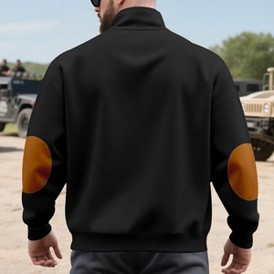 Detailweergave van de bruine elleboogstukken op een zwart sweatshirt voor heren
