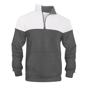 Dettaglio pullover da uomo con trapuntatura a rombi e trama in maglia bicolore
