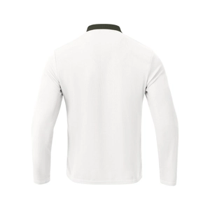 Détail du tissu blanc texturé verticalement et col contrastant sur le polo à manches longues