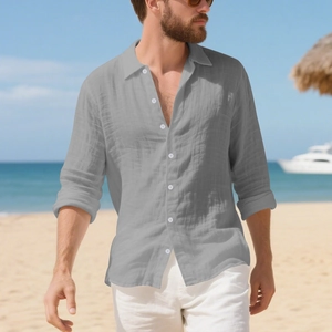 Detail van het grijze linnen strandhemd voor heren met witte knopen en een klassieke revers