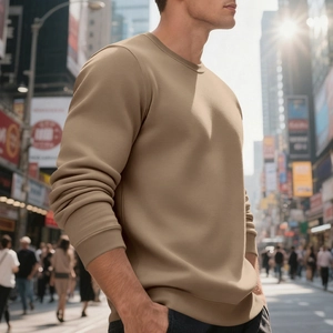 Detailansicht von khakifarbenem Sweatshirt mit Rundhalsausschnitt und Rippbündchen