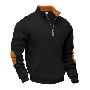 Detail van herenhoodie met oranje elleboogstukken en opstaande kraag met rits