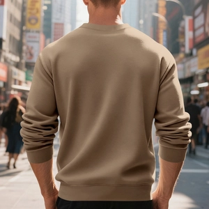 Rückansicht von khakifarbenem Sweatshirt mit Rippbündchen vor einer Stadtkulisse