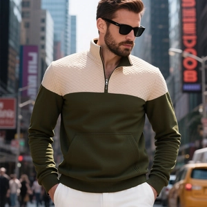 Dettaglio felpa da uomo con trapuntatura a rombi beige e pannelli color verde oliva