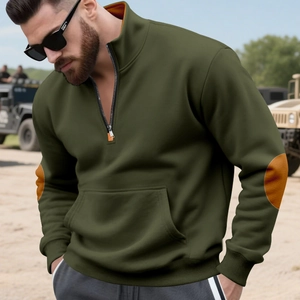 Detail van olijfgroen tactisch sweatshirt met oranje contrastkraag en elleboogstukken