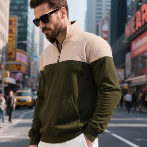Dettaglio felpa uomo con mezza zip, trapuntatura a rombi e design patchwork a contrasto